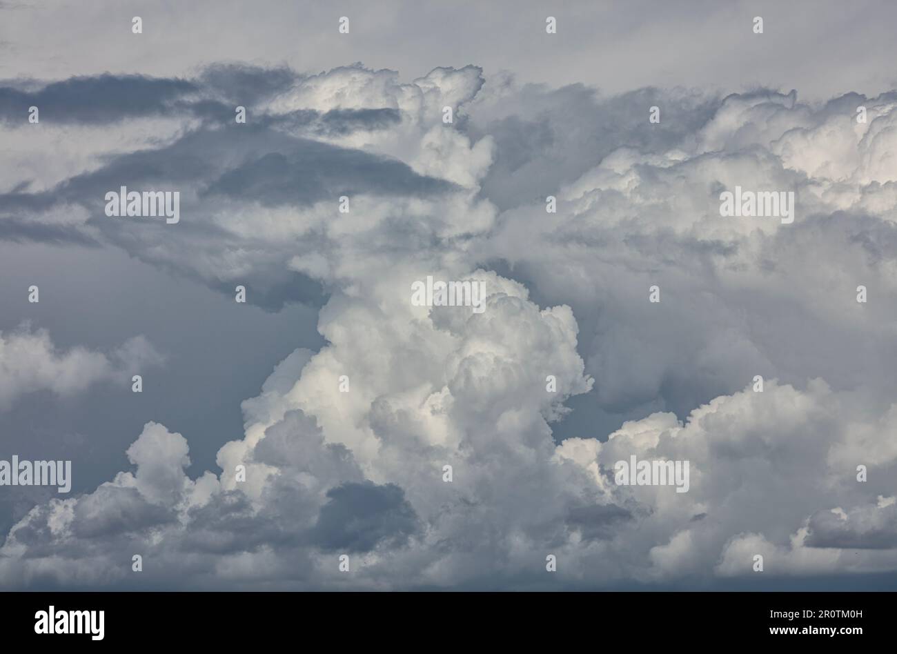 Drammatico cumulonimbus bianco e grigio tempesta tuono nuvole in una giornata di sole Foto Stock