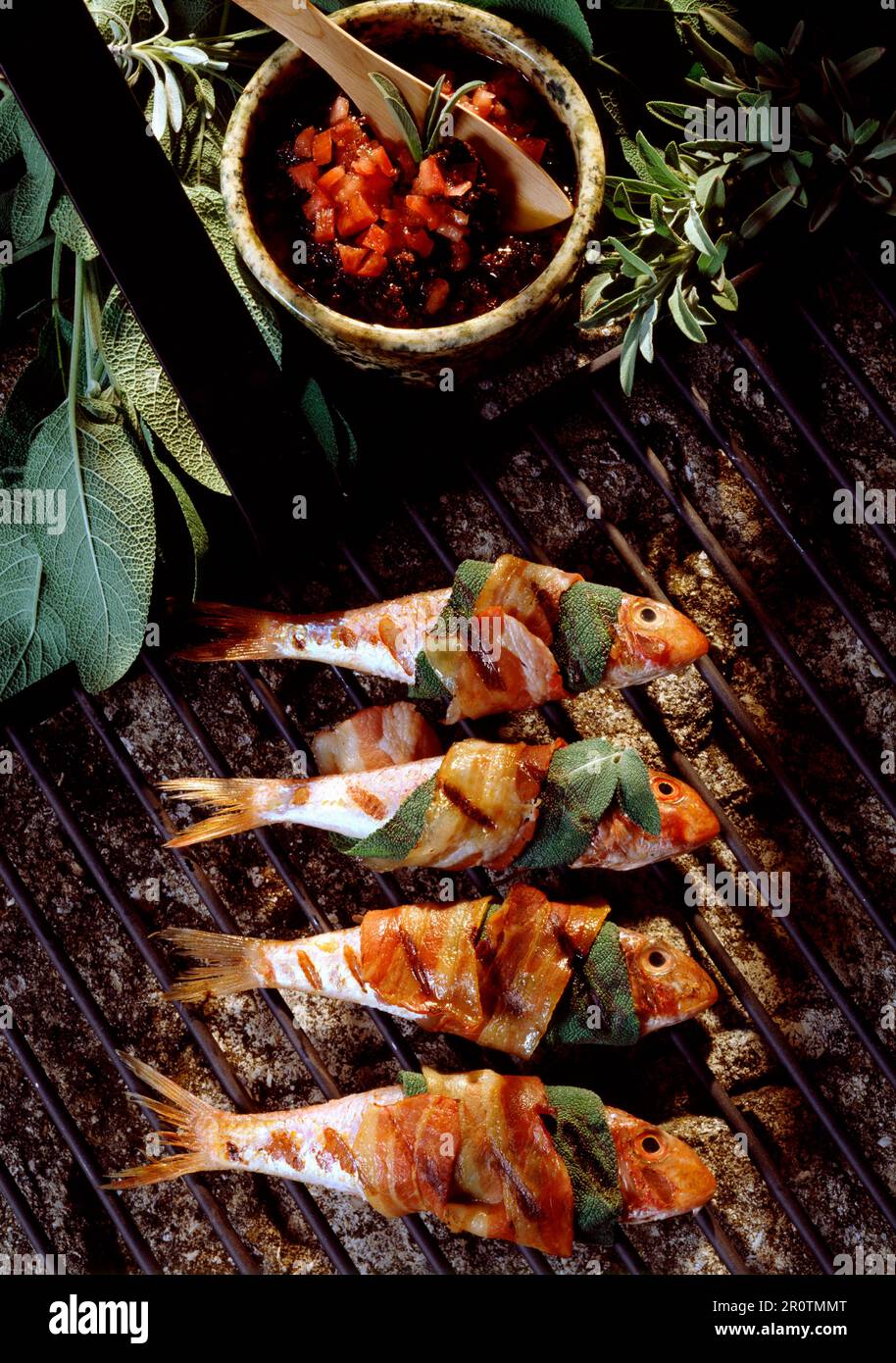 Triglie alla griglia con salvia Foto Stock