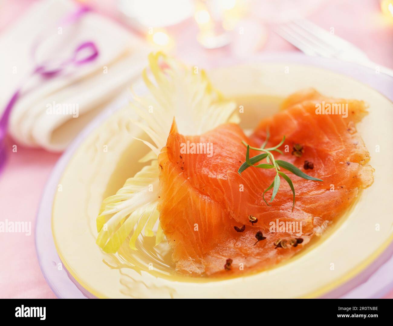 Salmone affumicato e fantasia di foglie di cicoria Foto Stock