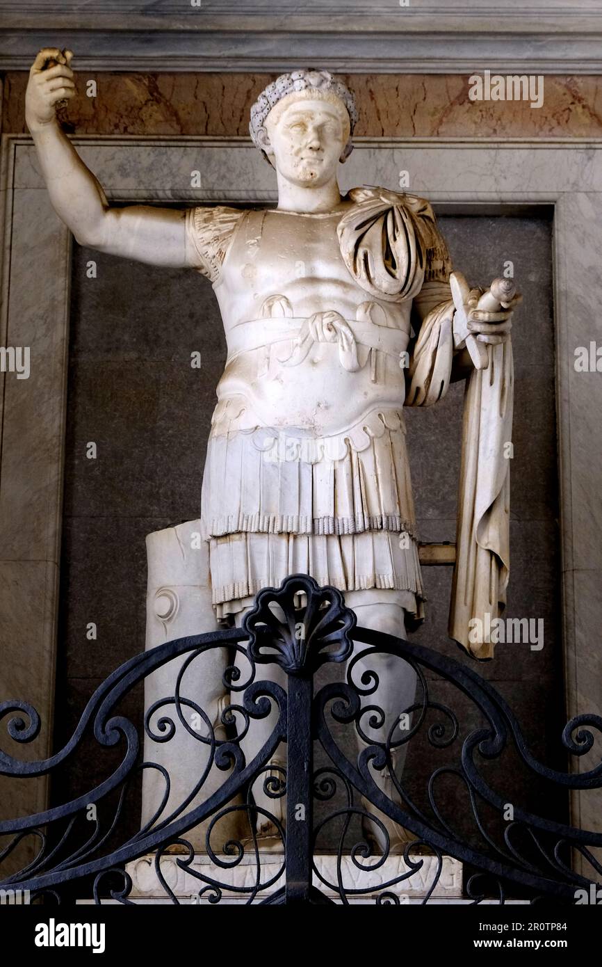 Statua dell'Imperatore Costantino nella Basilica di San Giovanni in Laterano a Roma Foto Stock