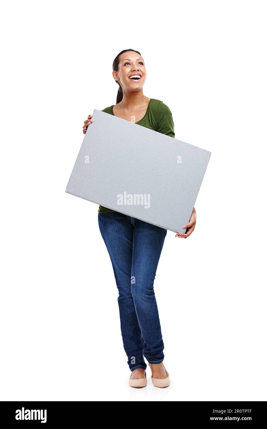 Tutte le possibilità di spazio vuoto. una giovane donna attraente che tiene un bordo isolato su bianco. Foto Stock