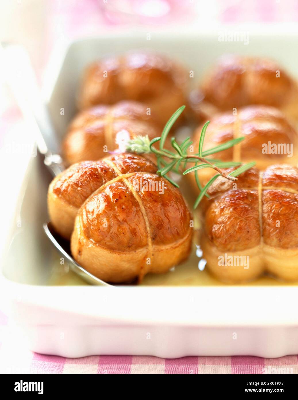 Parcelle di vitello arrosto legate Foto Stock