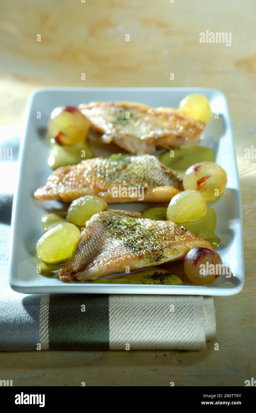 Orata di mare con tè verde e uva verde Foto Stock