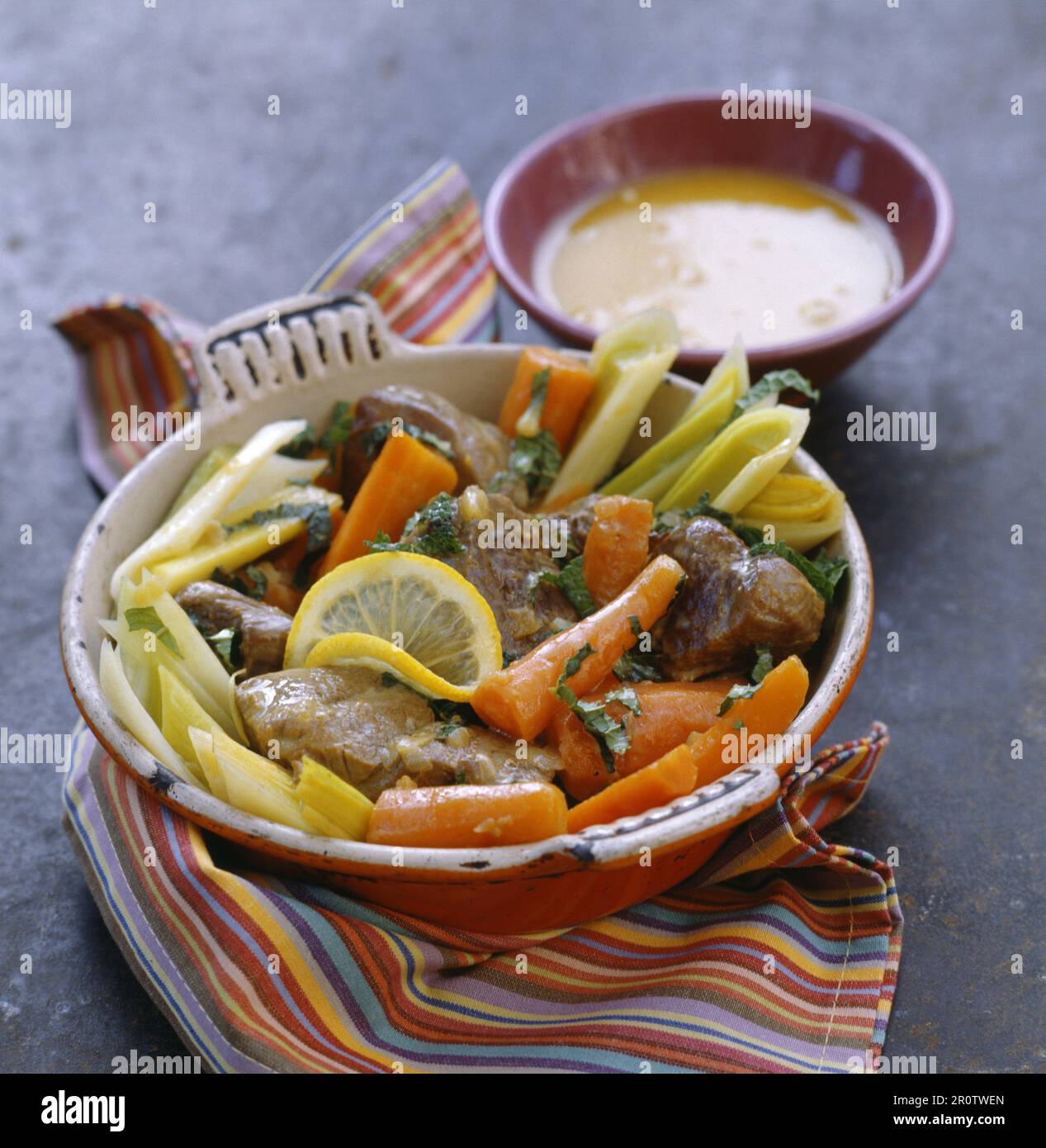 Agnello saltato con verdure Foto Stock
