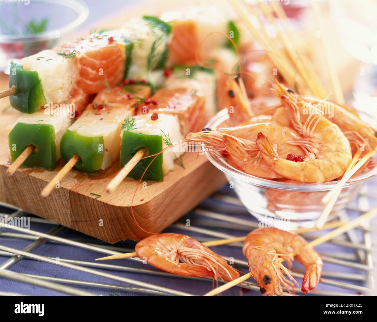 Spiedini di pesce e gamberi Foto Stock