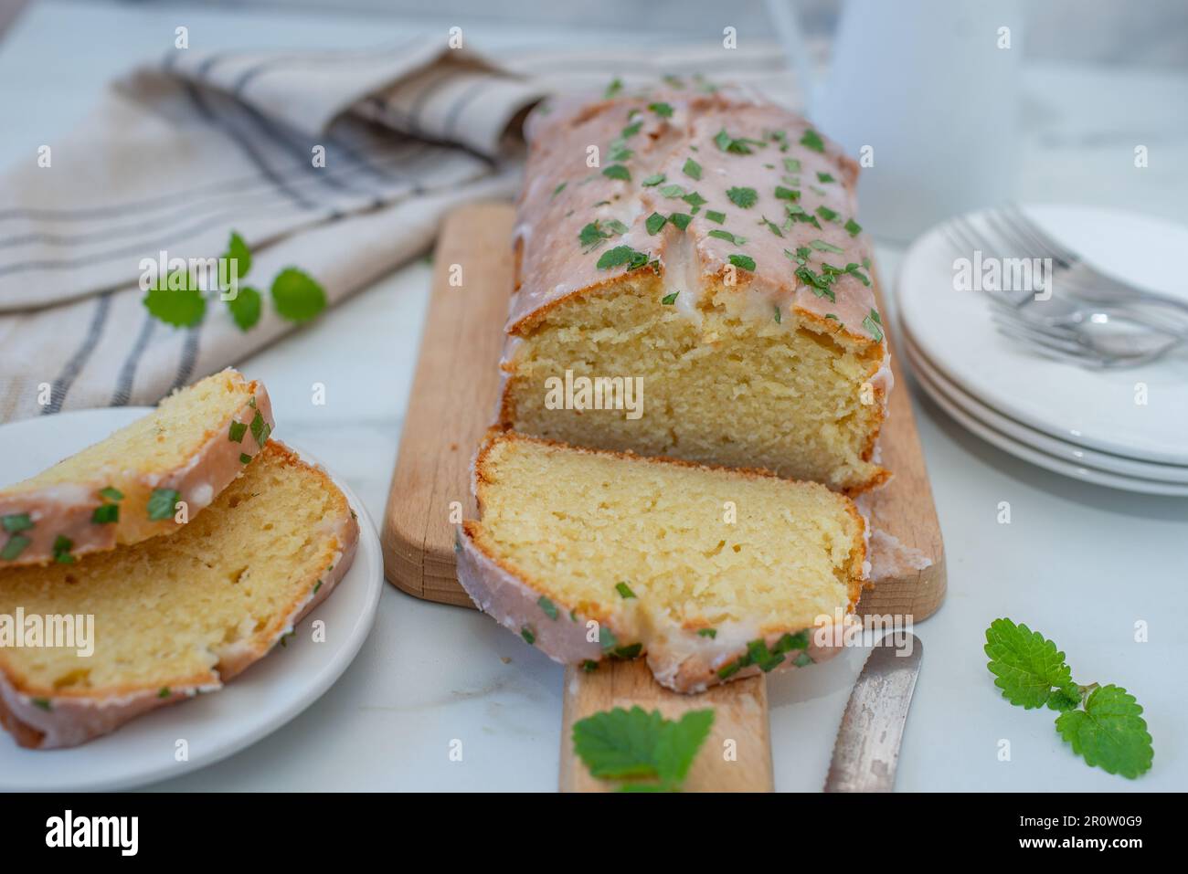 Torta di focaccia al limone, soffice torta di Spagna fatta in casa con glassa di zucchero Foto Stock