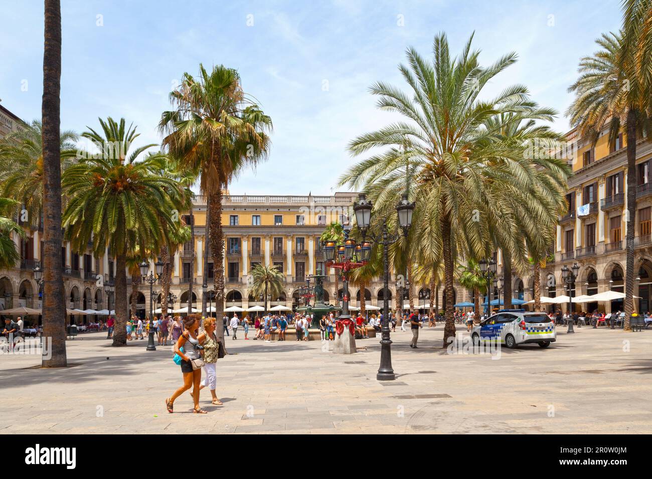 Barcellona, Spagna - Giugno 08 2018: La fontana delle tre grazie (catalano: Font de les Tres Gràcies) si trova nella Plaza Real de Barcelona, nel Th Foto Stock