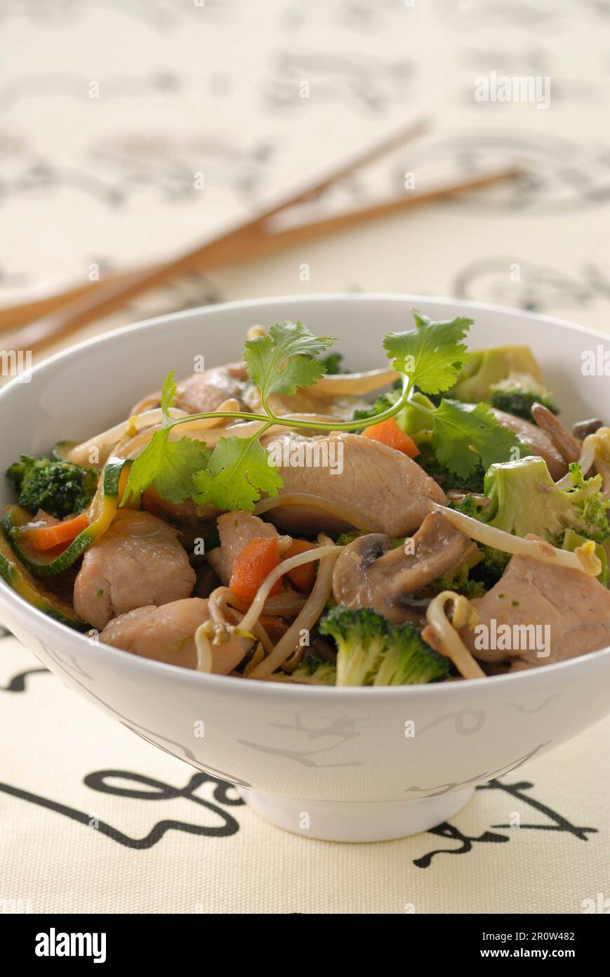 Pollo e verdure cotte in un wok Foto Stock