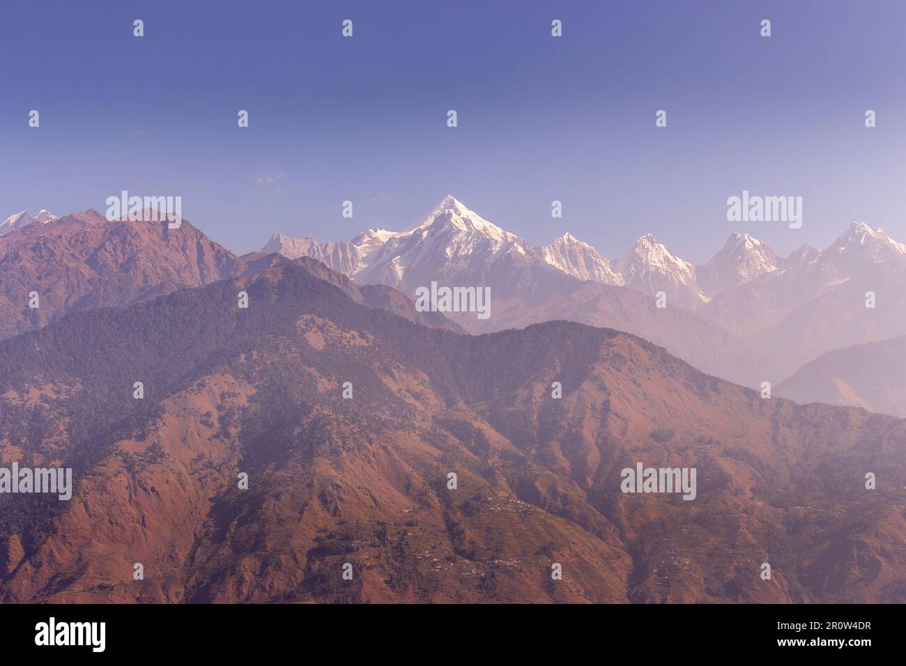 Bellissimo paesaggio himalayano con prospettiva nella foschia mattutina. Vette innevate e verdi montagne Himalaya. Himalaya natura. India paesaggio. Foto Stock