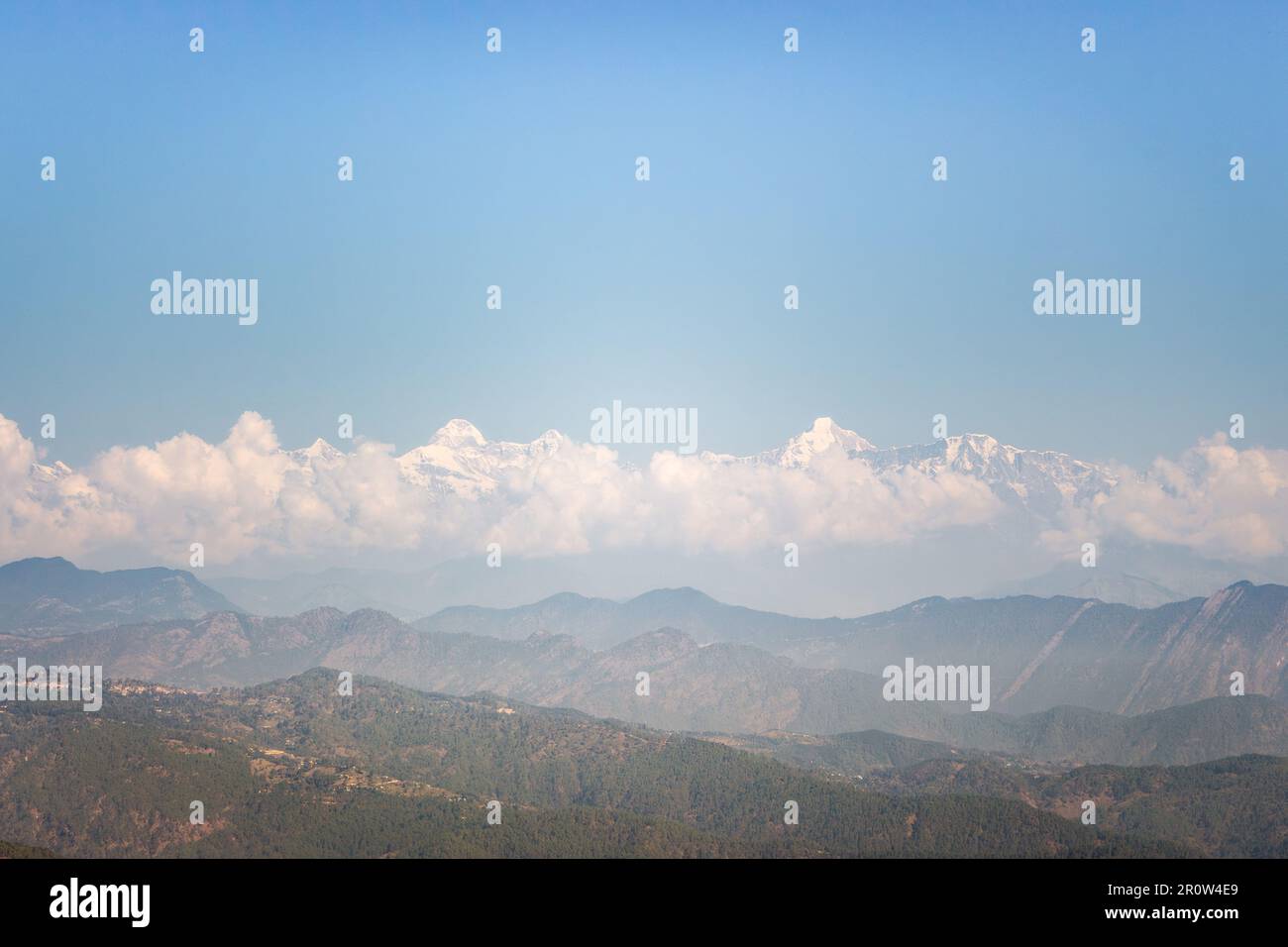 Bellissimo paesaggio himalayano con prospettiva nella foschia mattutina. Vette innevate e verdi montagne Himalaya. Himalaya natura. India paesaggio. Foto Stock