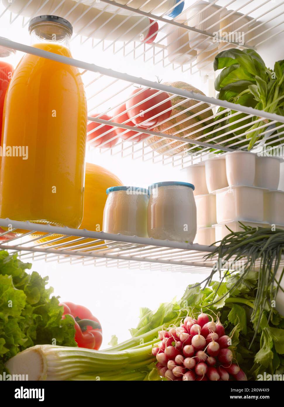 I prodotti alimentari freschi in frigorifero Foto Stock