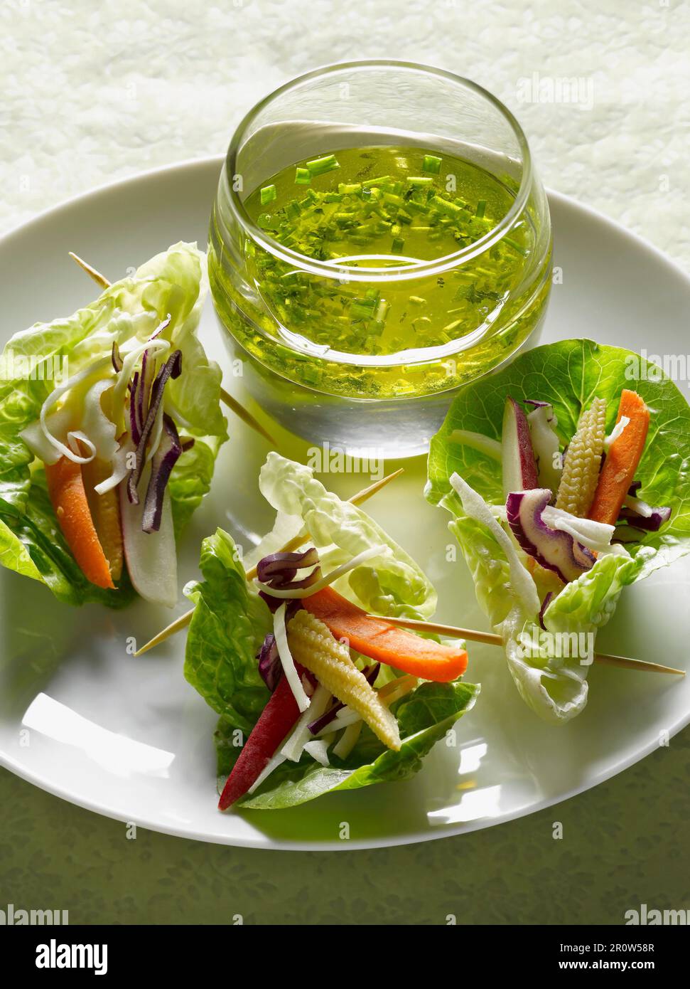 Giovani foglie di lattuga riempito con verdure crude Foto Stock