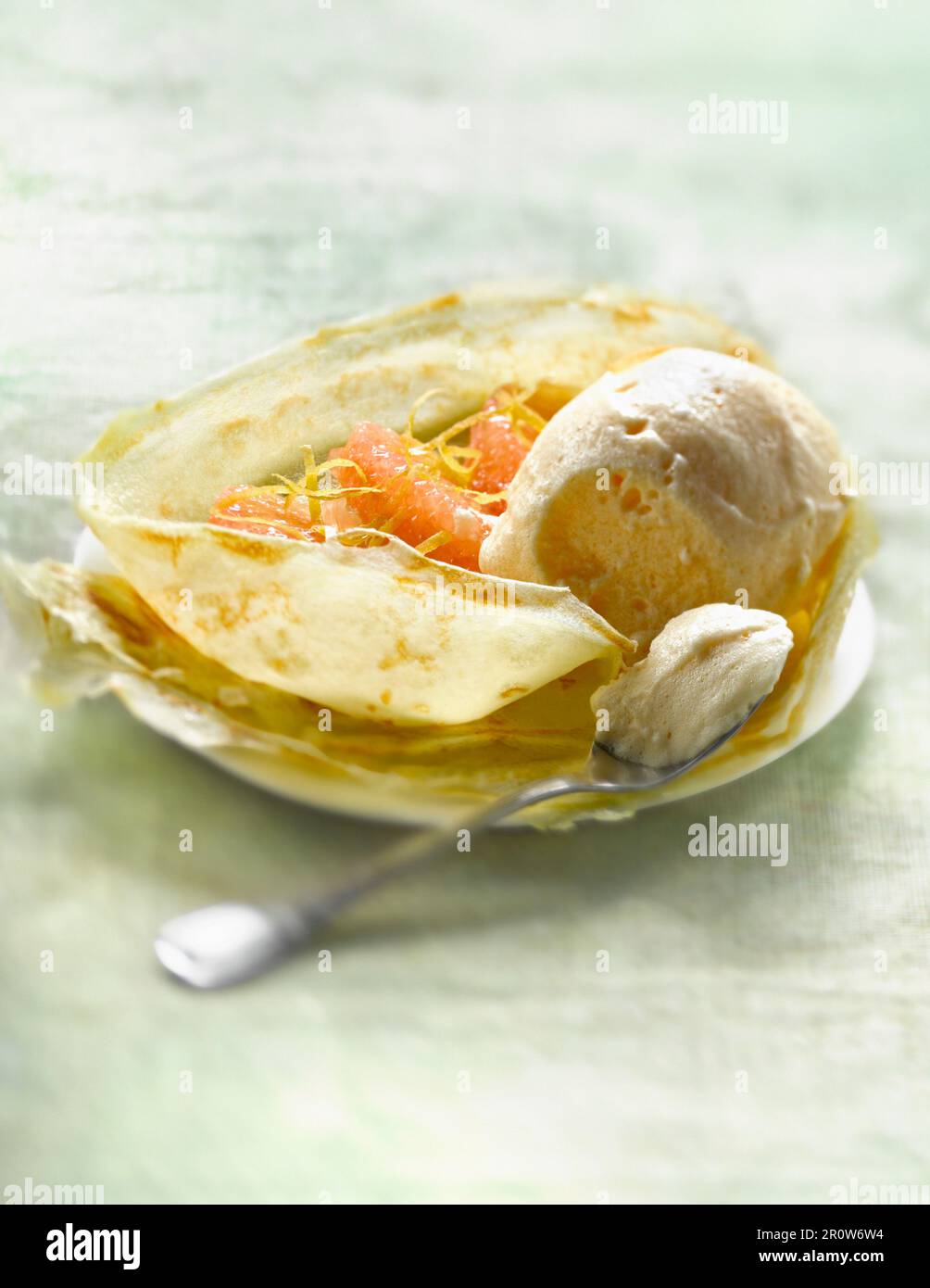 Pancake con sorbetto di pompelmi e di pomeli Foto Stock
