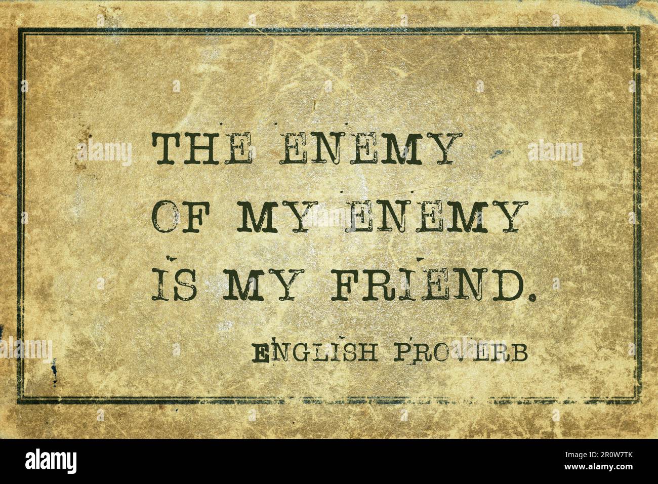 Il nemico del mio nemico è il mio amico - antico proverbio inglese stampato su cartoncino vintage grunge Foto Stock