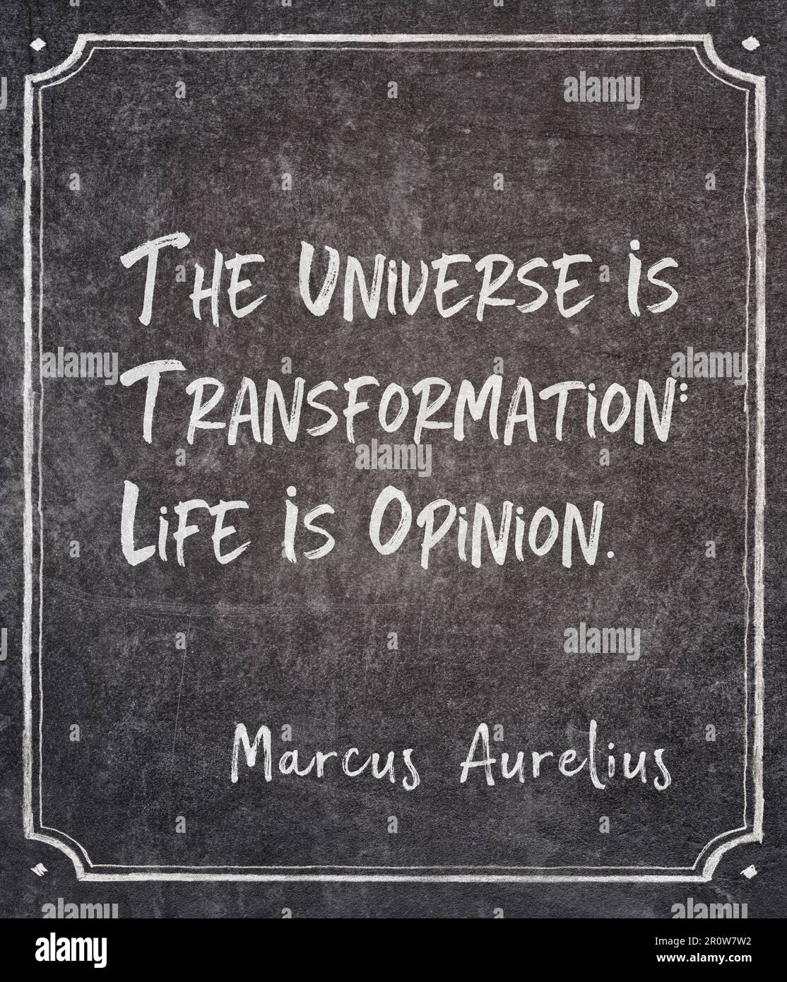 L'universo è trasformazione: La vita è opinione - antico imperatore romano e filosofo stoico Marcus Aurelius citazione scritta sulla lavagna incorniciata Foto Stock