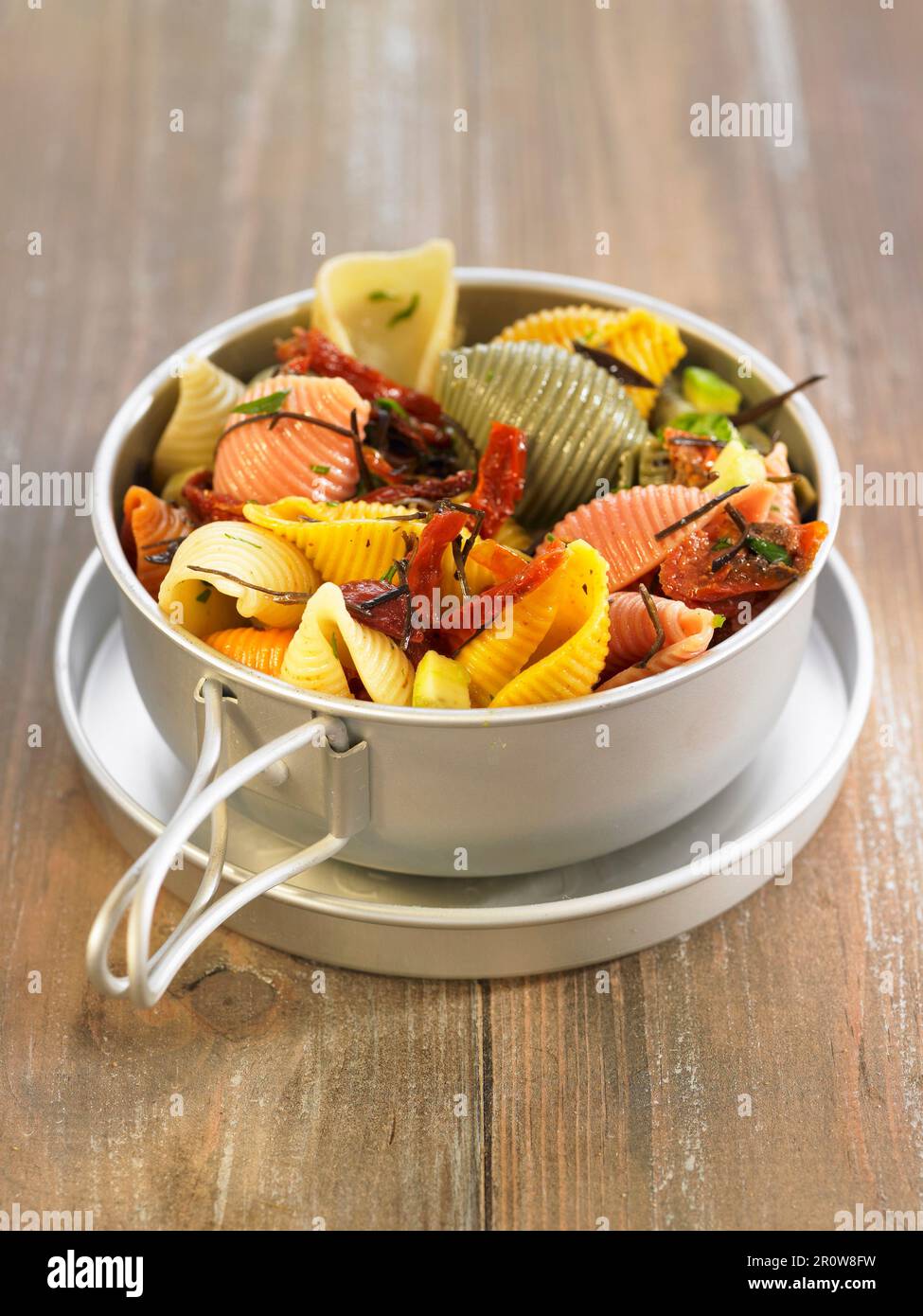 Pasta, alghe di arame e insalata di pomodoro essiccata al sole Foto Stock