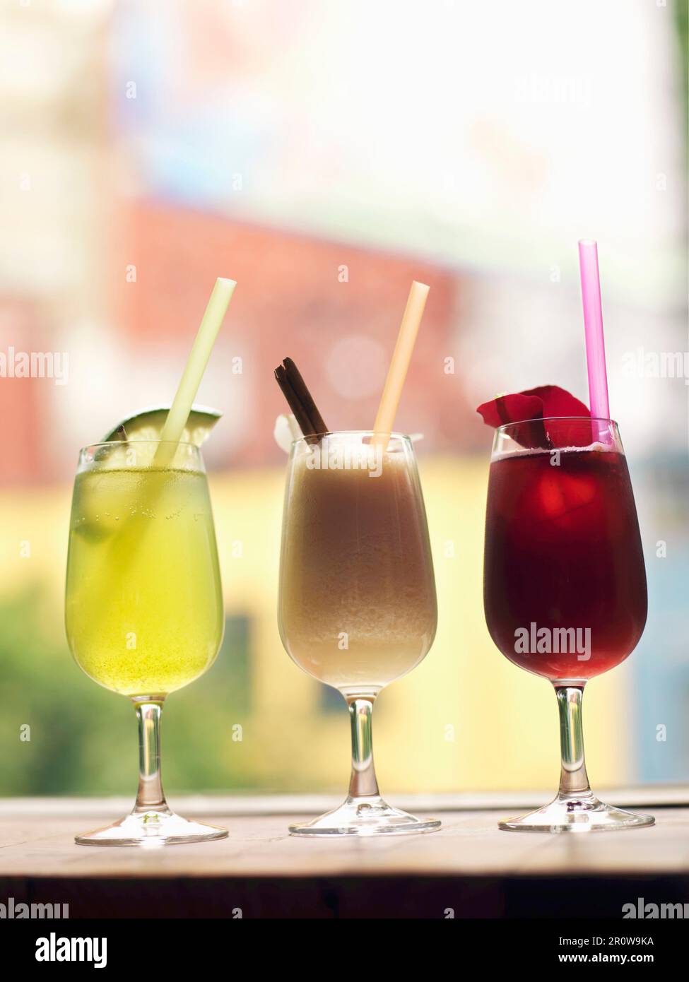 Crème caramélisée de Mamey, acqua hibiscus e bevanda al limone Foto Stock