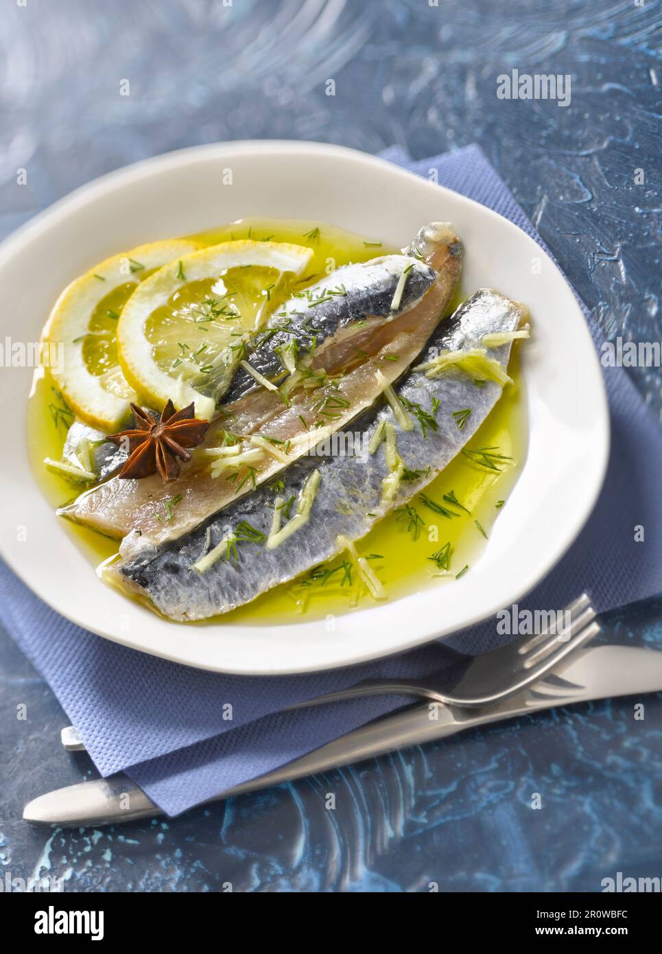 Filetti di sardina crudi marinati in olio d'oliva, limone, zenzero e anice stellato Foto Stock
