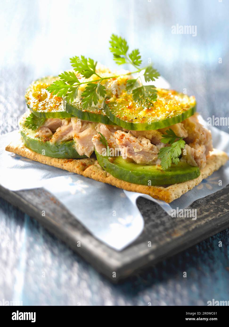 Cetrioli, avocado e tonniere, salsa al limone e yogurt Foto Stock