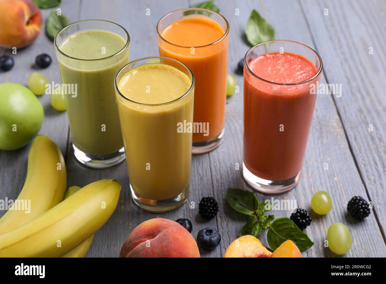 Ingredienti per i frullati di banana, mirtillo, mora, fiocchi d'avena e  yogurt in un bicchiere su un tavolo bianco Foto stock - Alamy