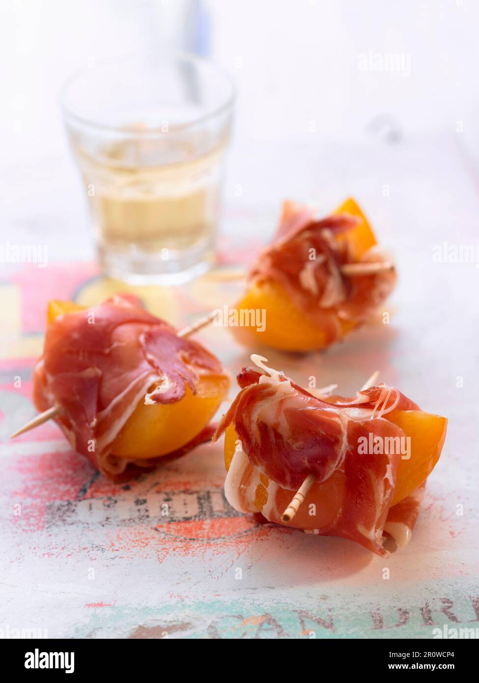 Le albicocche e prosciutto Serrano morsi Foto Stock