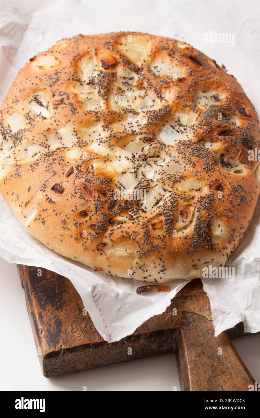 Cipolla e pane di semi di papavero Foto Stock