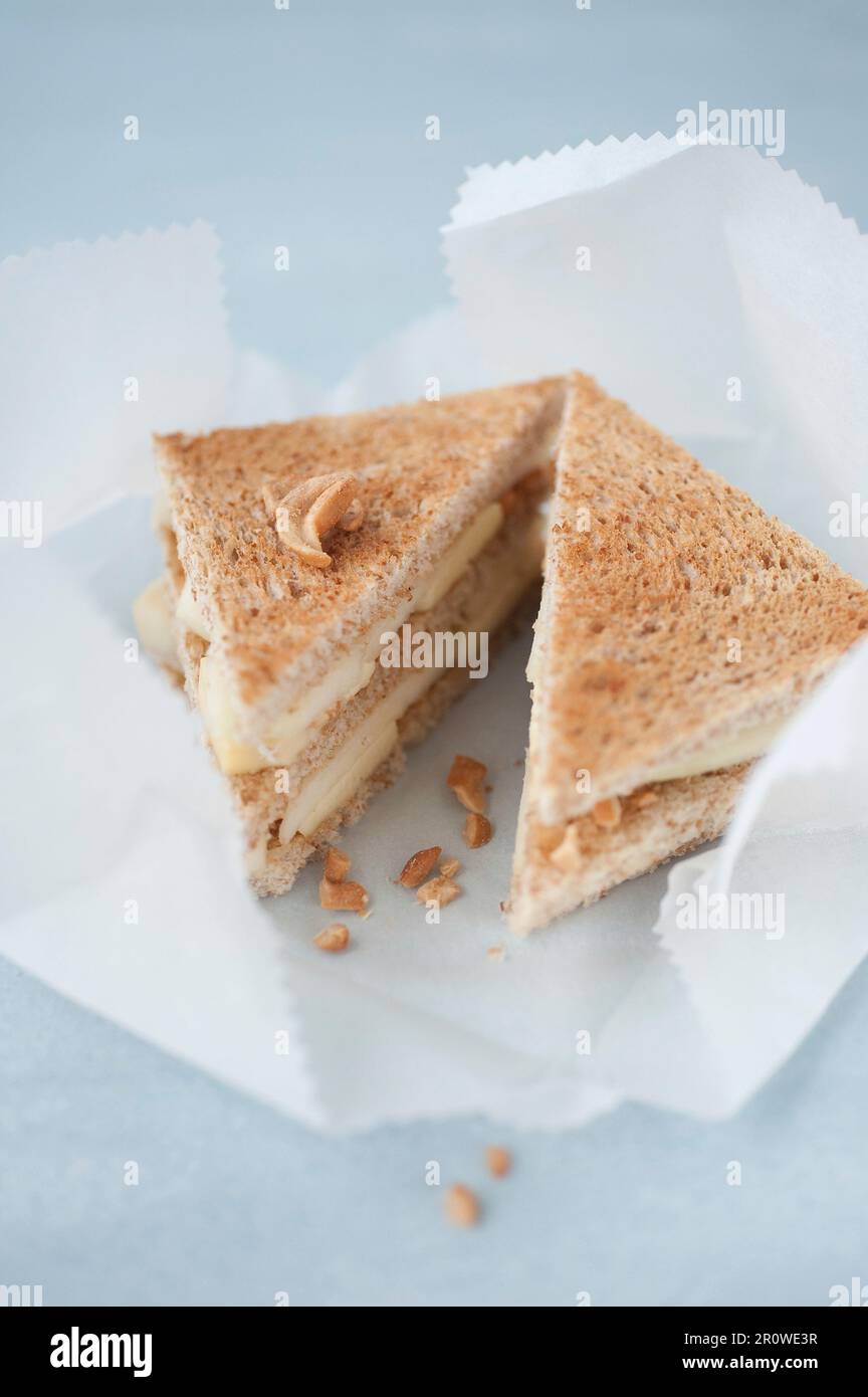 Panino tostato Brie, pera e anacardi Foto Stock