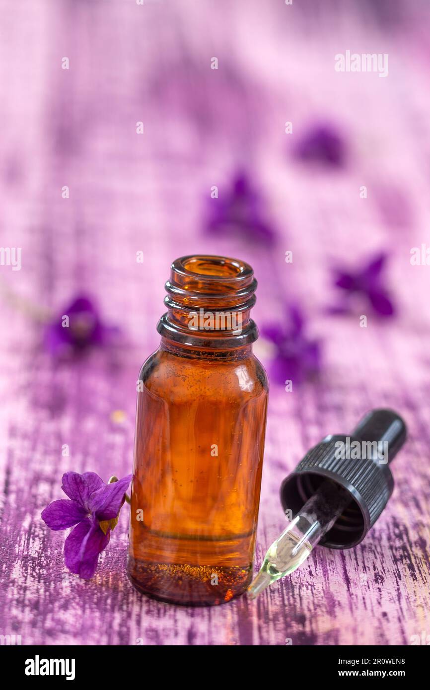 Bottiglia di olio essenziale viola Foto Stock