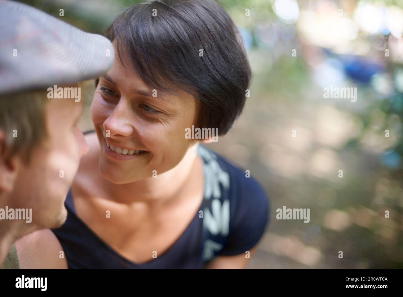 Fai sorridere il mio cuore. una coppia matura felice ad un festival all'aperto. Foto Stock