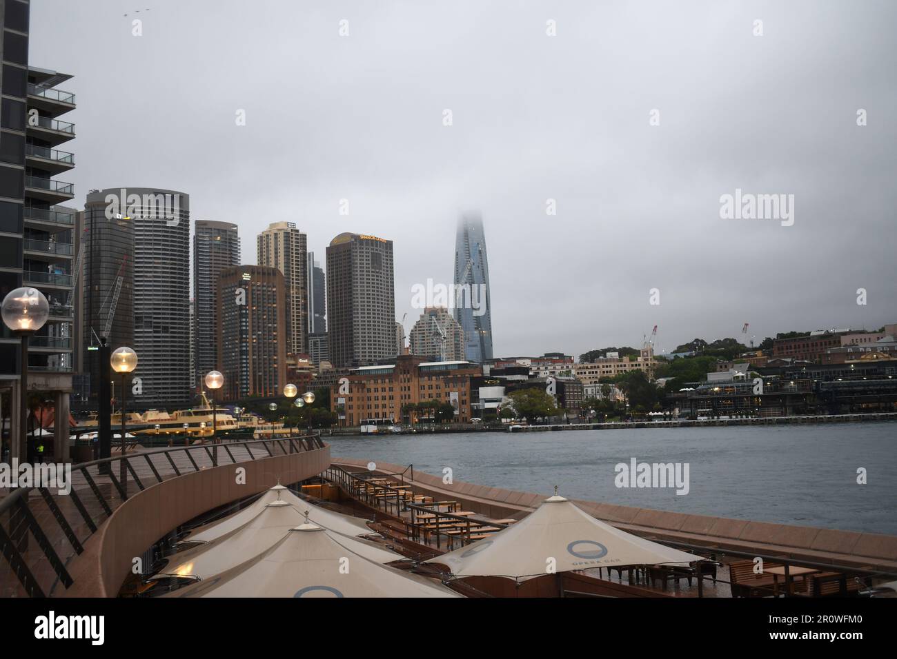 Skyline di Sydney dal più iconico teatro dell'opera durante la pandemia COVID-19 senza persone o il porto solitario di Sydney e il teatro dell'opera Foto Stock