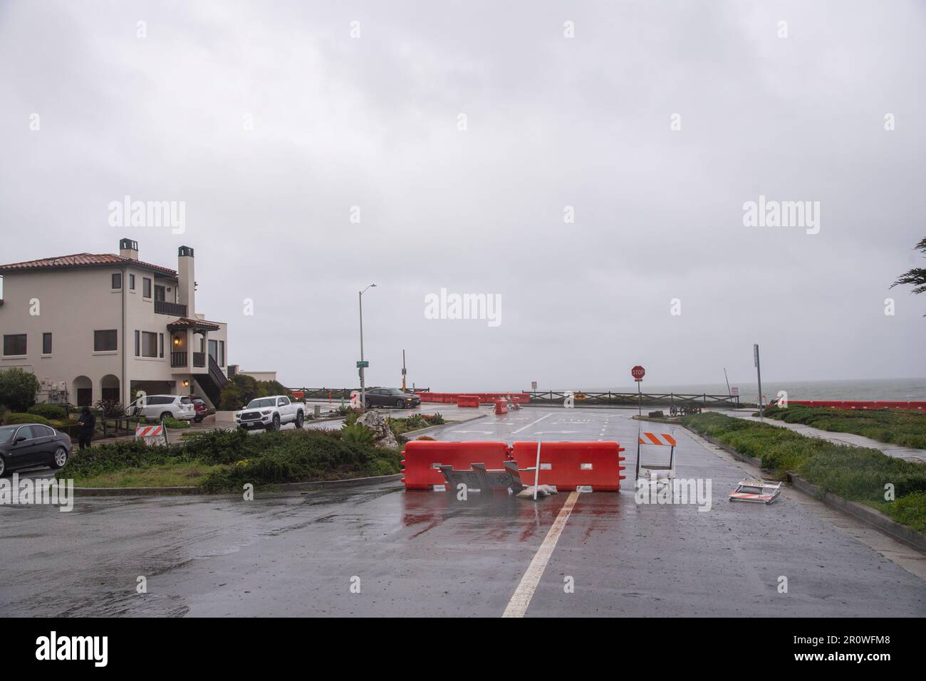 Santa Cruz West Cliff e intorno al giorno dopo la tempesta di bomba, strade grigie e vuote, distruzione e alte maree. Foto Stock