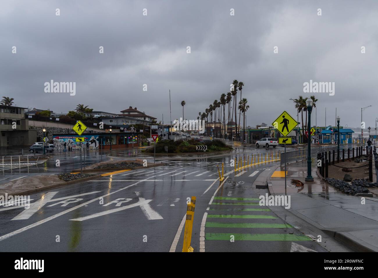 Santa Cruz Boardwalk e intorno al giorno dopo la tempesta di bomba, strade grigie e vuote, distruzione e alte maree. Foto Stock