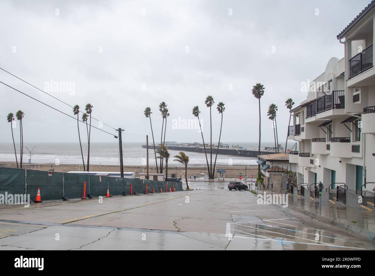 Santa Cruz Boardwalk e intorno al giorno dopo la tempesta di bomba, strade grigie e vuote, distruzione e alte maree. Foto Stock