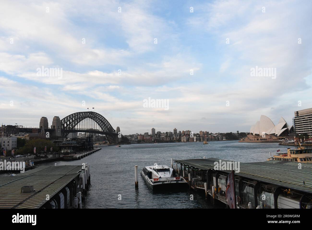 La vista fantastica intorno al Ponte dell'Porto di Sydney in una giornata piovosa: Una vista dalla stazione della metropolitana di Circular Quay. Foto Stock