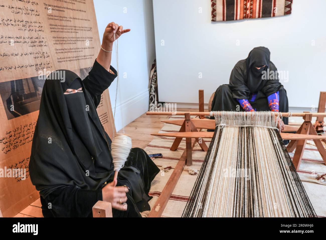 Londra, Regno Unito. 10th maggio, 2023. The Crafts of Qatar: La mostra Art of al Sadu Textile presenta un'installazione composta da una struttura in legno e tessuti al Sadu del Qatar uno dei componenti principali della mostra Majlis è l'artigianato tessile al Sadu praticato dalle donne beduine. Al Sadu è uno stile di tessitura orizzontale: Presenta antichi motivi geometrici che riecheggiano i colori e le forme del deserto. Si svolgerà dal 10th al 14th maggio al Cromwell Place per la settimana dell'artigianato londinese 2023.Paul Quezada-Neiman/Alamy Live News Credit: Paul Quezada-Neiman/Alamy Live News Foto Stock