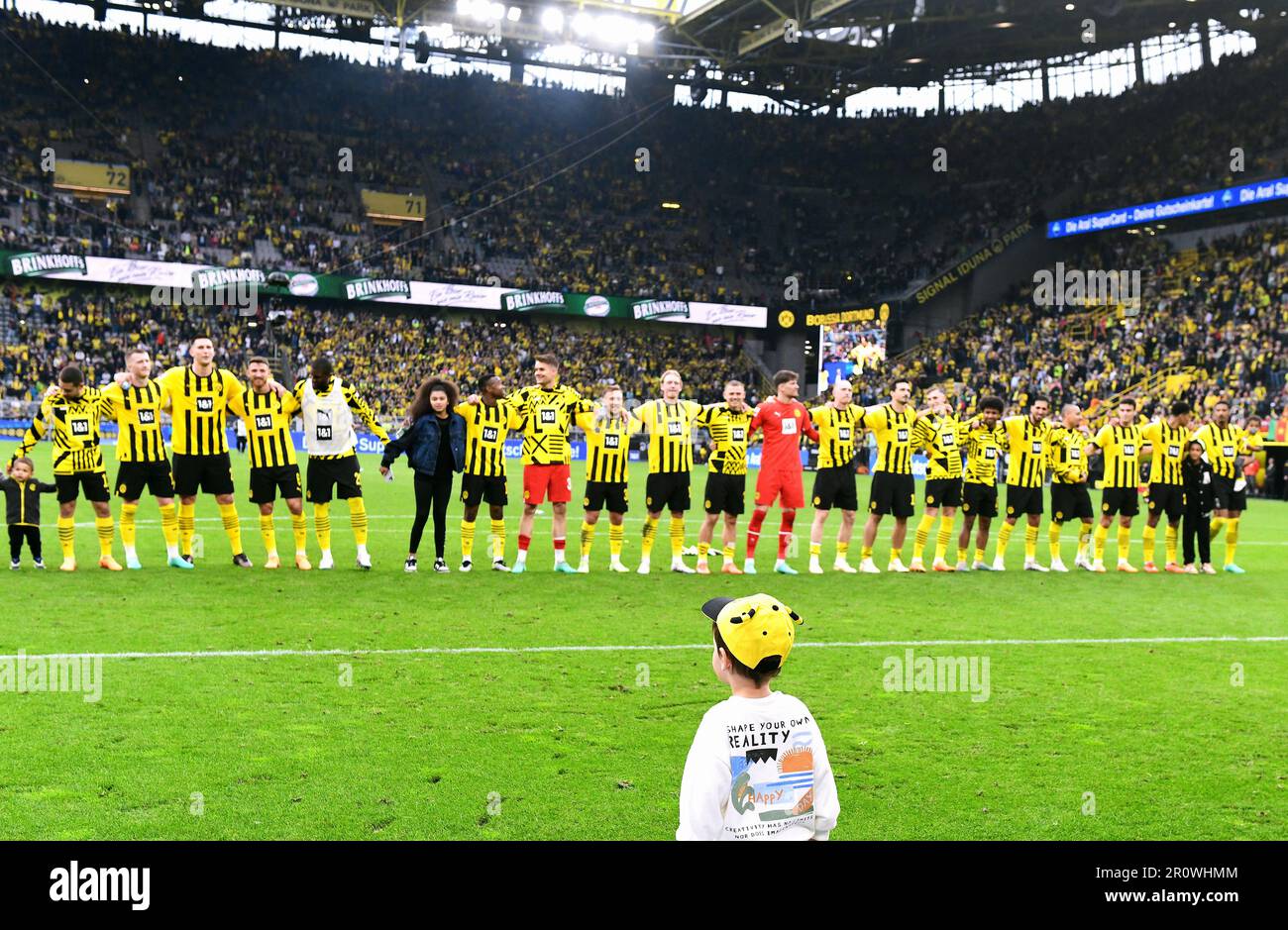 Bundesliga, Signal Iduna Park Dortmund: Borussia Dortmund vs VfL Wolfsburg; la squadra festeggia con i tifosi e un bambino dopo la partita Foto Stock