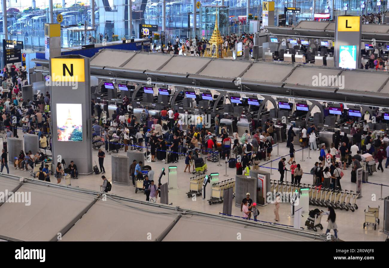 Vista dall'alto dell'affollato check-in o della sala partenze, dove i passeggeri delle compagnie aeree si registrano per i voli in partenza, dell'aeroporto Suvarnabhumi, Bangkok, Thailandia, maggio 2023. Molti passeggeri aspettano di effettuare il check-in per il loro volo. Foto Stock