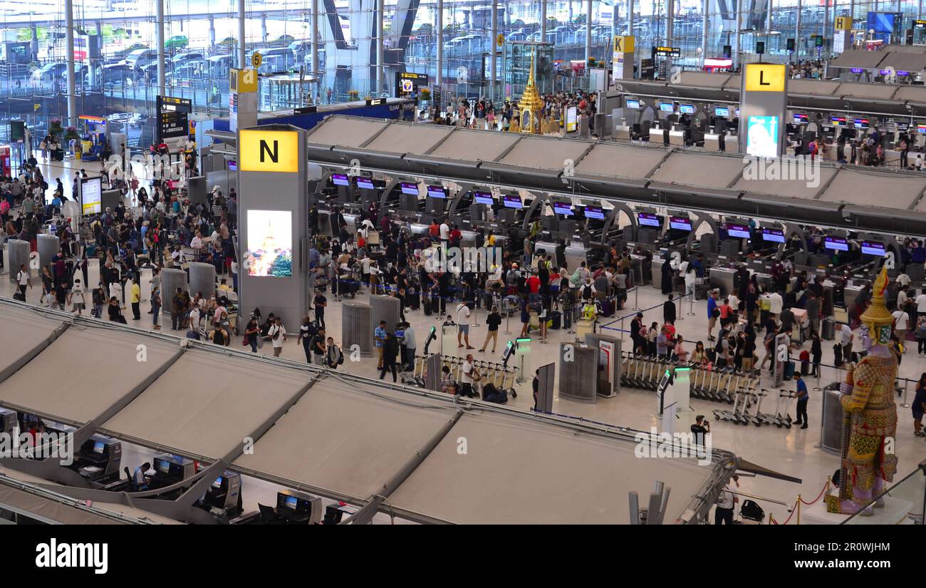 Vista dall'alto dell'affollato check-in o della sala partenze, dove i passeggeri delle compagnie aeree si registrano per i voli in partenza, dell'aeroporto Suvarnabhumi, Bangkok, Thailandia, maggio 2023. Molti passeggeri aspettano di effettuare il check-in per il loro volo. Foto Stock