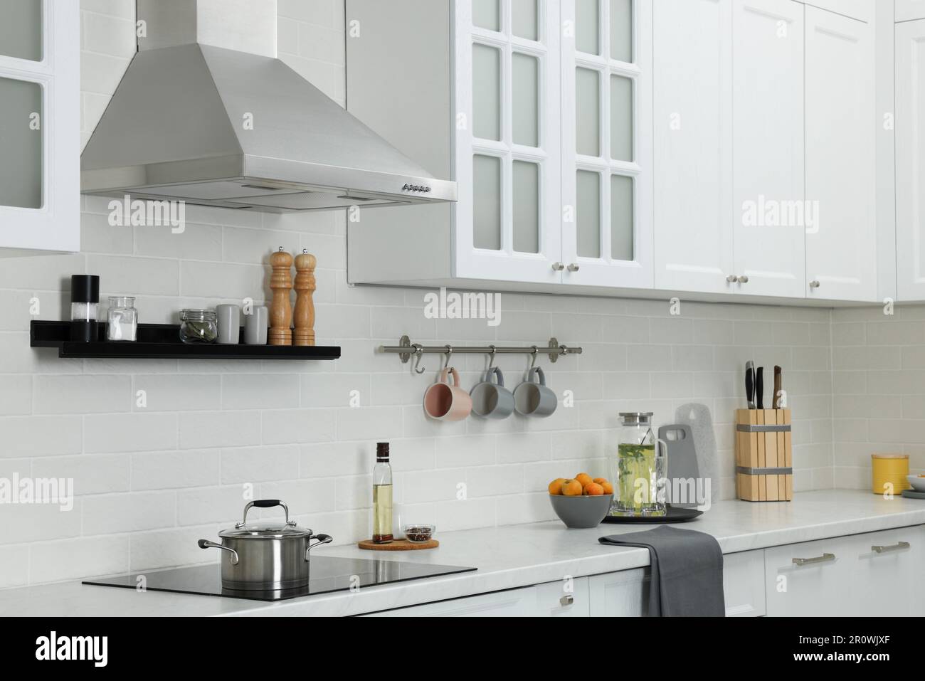 Elegante cucina interna con cappa gamma e mobili Foto stock - Alamy