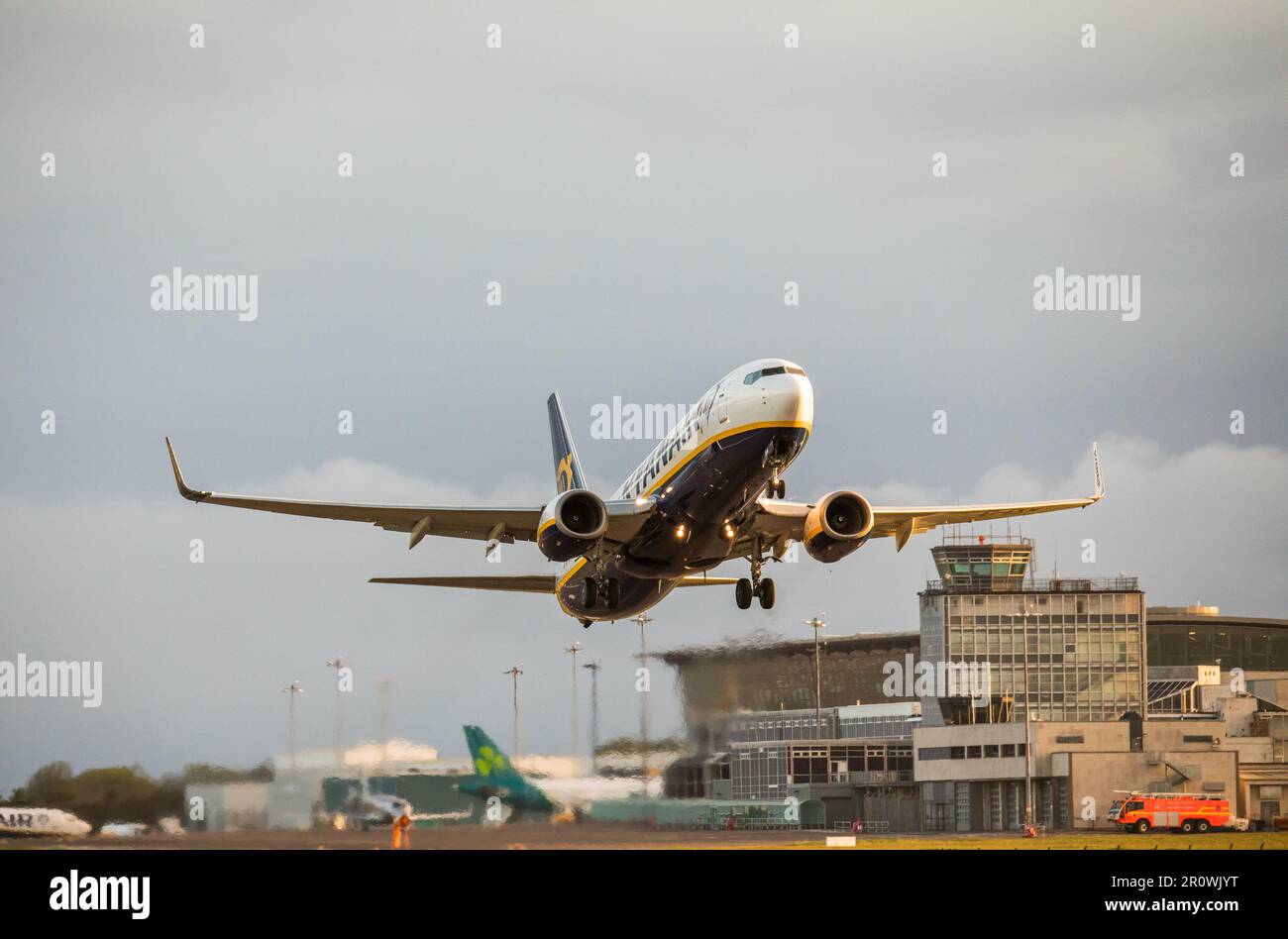 Aeroporto di Cork, Cork, Irlanda. 10th maggio, 2023. Un Ryanair Boeing 737 decoltra per Londra Stanstead dall'aeroporto di Cork, Cork, Irlanda. - Credit; David Creedon / Alamy Live News Foto Stock
