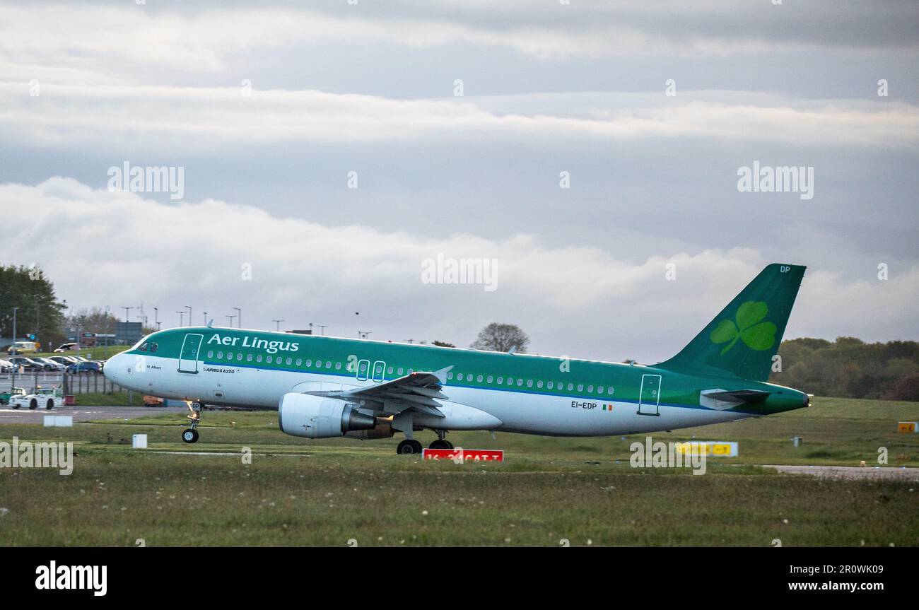 Aeroporto di Cork, Cork, Irlanda. 10th maggio, 2023. Un Aer Lingus Airbus A320 parte per un volo di prima mattina per Amsterdam dall'aeroporto di Cork, Cork, Irlanda. - Credit; David Creedon / Alamy Live News Foto Stock