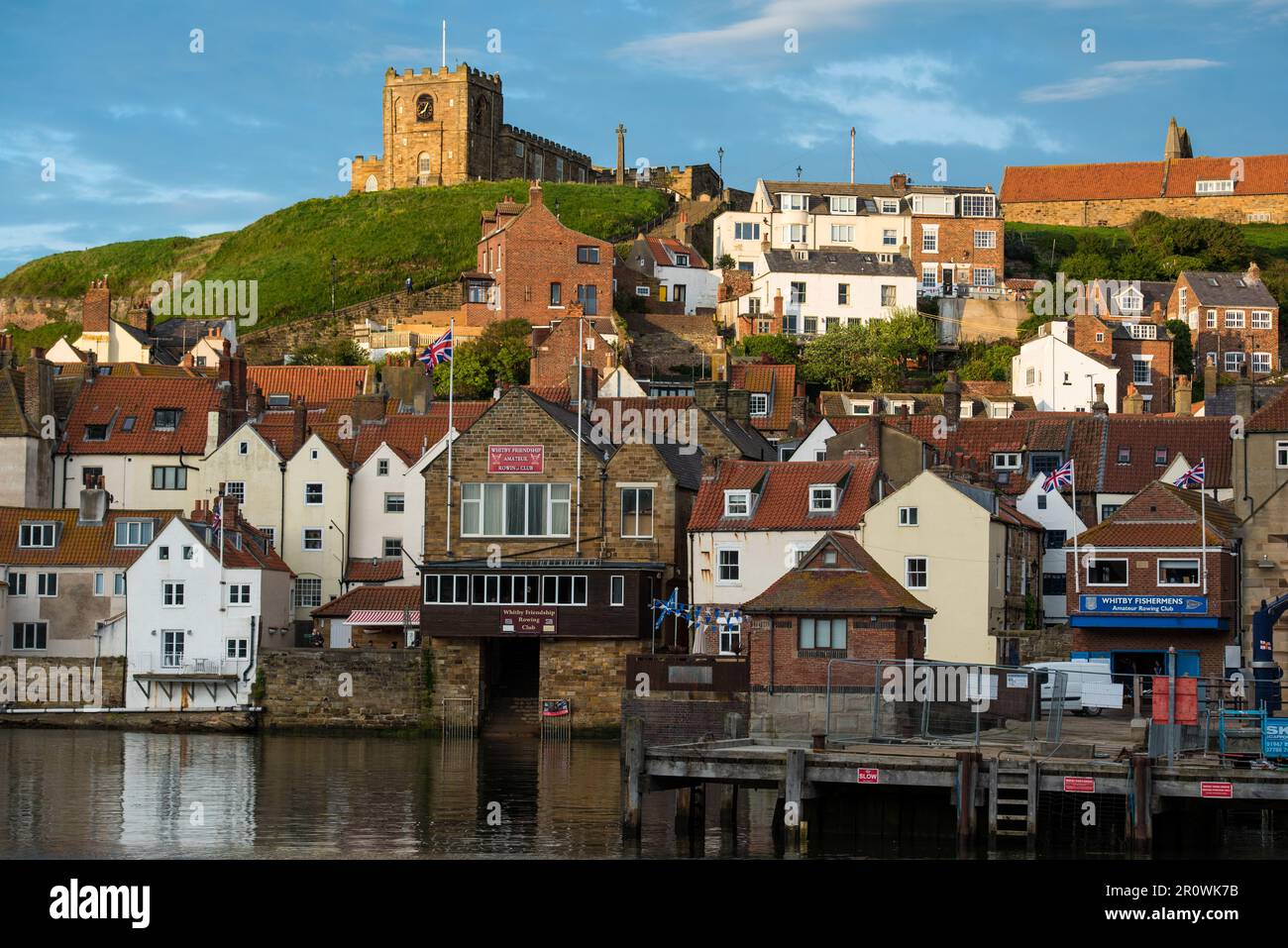 Whitby Harbour, North Yorkshire. Una bellissima cittadina di mare sulla costa del North Yorkshire e affacciata sul Mare del Nord. Pieno di eredità britannica. Foto Stock