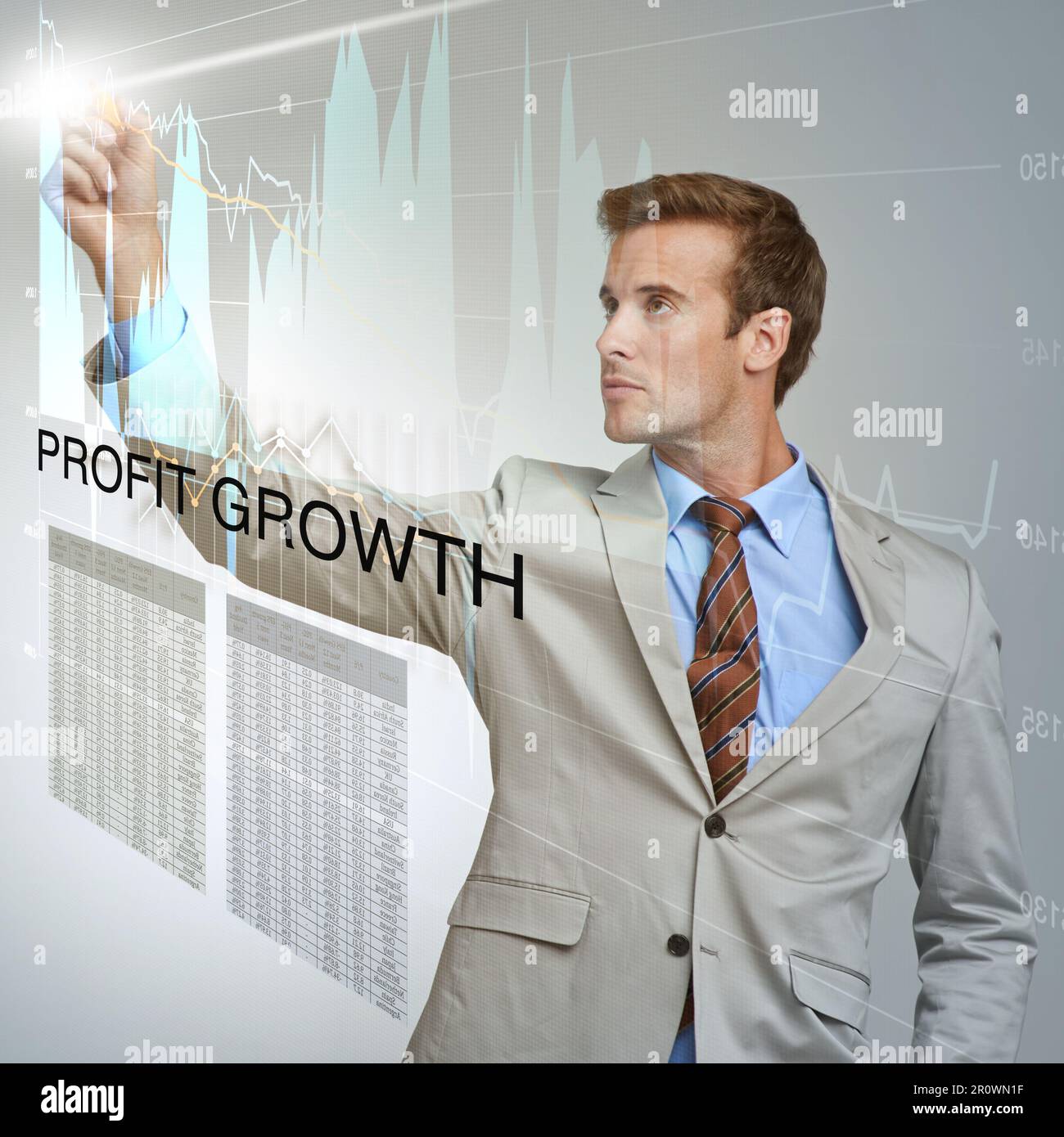 Tracciare la sua crescita dei profitti. un uomo d'affari che utilizza un'interfaccia digitale. Foto Stock