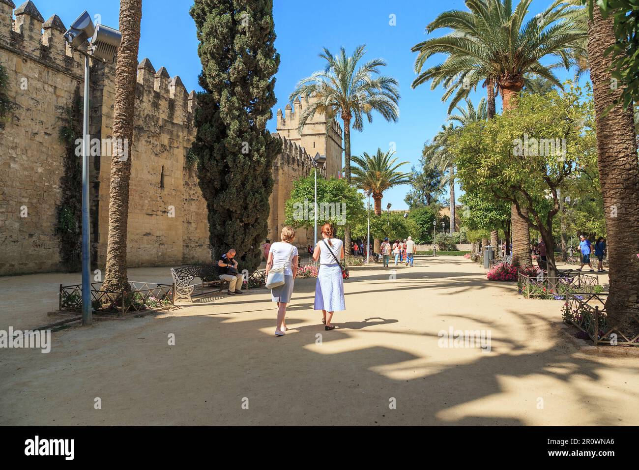 CORDOBA, SPAGNA - 23 MAGGIO 2017: È un parco di palme di fronte all'ingresso dell'Alcazar del re cristiano. Foto Stock