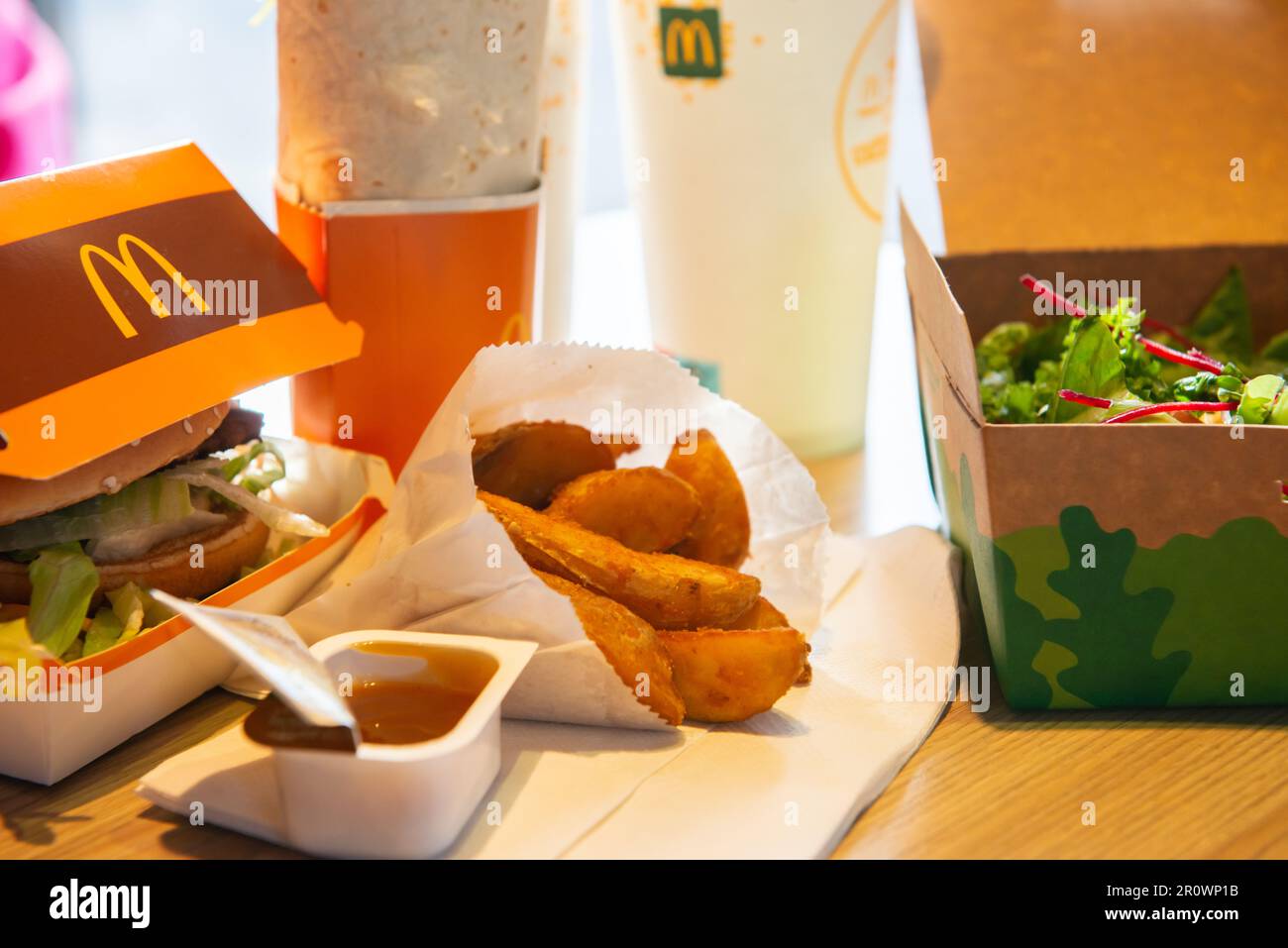 VARSAVIA, POLONIA - 16 SETTEMBRE 2022: Hamburger Big Mac, patate fritte e bevande fredde sul tavolo nel caffè McDonald's. Foto Stock