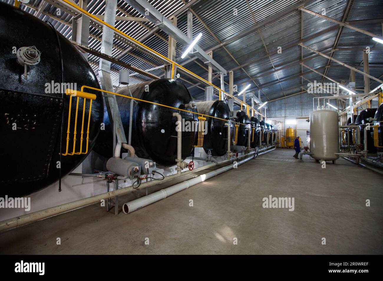 Provincia di Jambyl, Kazakistan - 24 aprile 2012: Impianto di biogas moderno. Reattori e forni per serbatoi di gas. Foto Stock