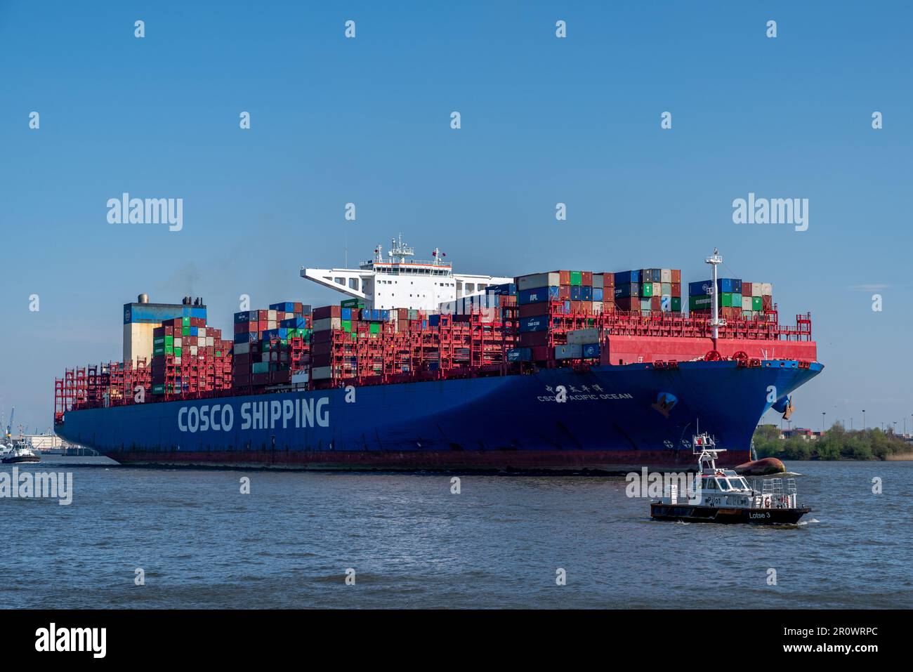 Amburgo, Germania - 04 17 2023: Vista della nave container CSCL Oceano Pacifico della società di spedizioni Cosco Shipping on the Elbe ad Amburgo. Foto Stock