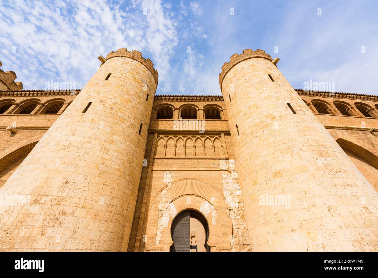 Vista esterna del Palazzo Aljaferia a Saragozza, Spagna. L'edificio è la sede del Parlamento di Aragona dal 1987 Foto Stock