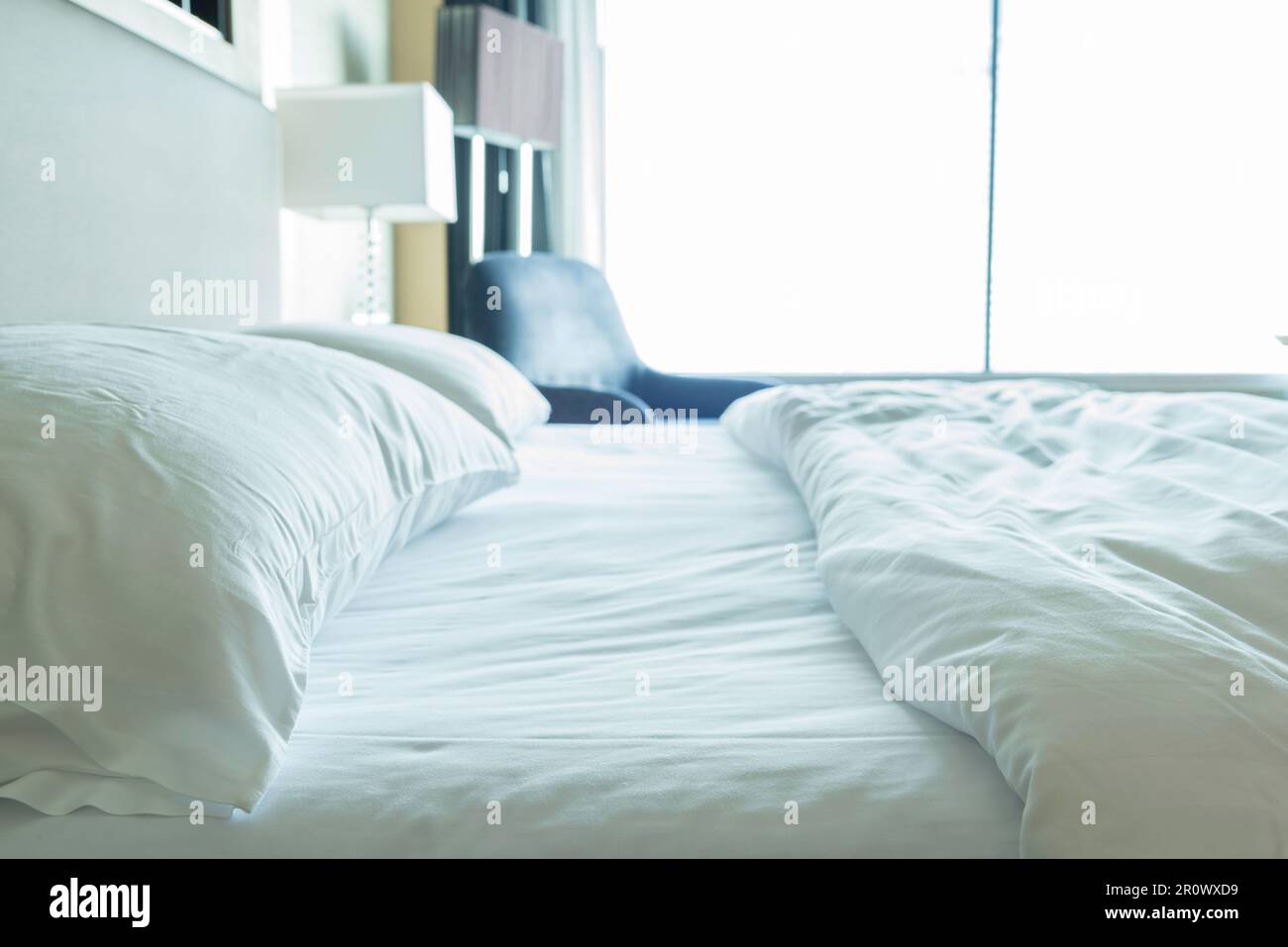 lenzuola e cuscini in camera la mattina. concetto di letti, camera da letto. Messa a fuoco morbida. Foto Stock
