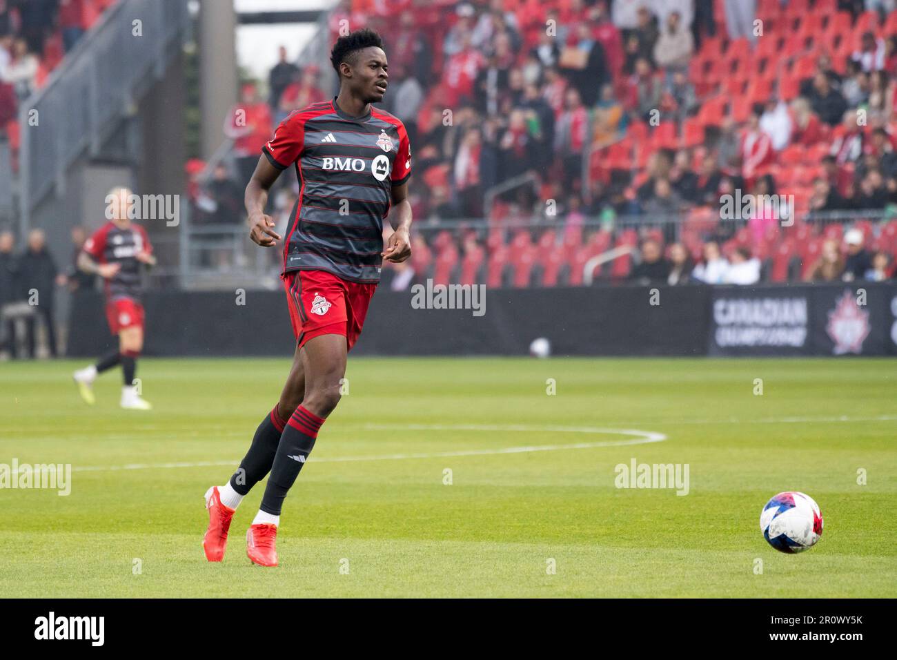 Toronto, Canada. 09th maggio, 2023. Aimé Mabika #6 in azione durante la partita del Campionato canadese tra il Toronto FC e il CF Montreal. Il gioco si è concluso nel 1-2 per CF Montreal. Credit: SOPA Images Limited/Alamy Live News Foto Stock